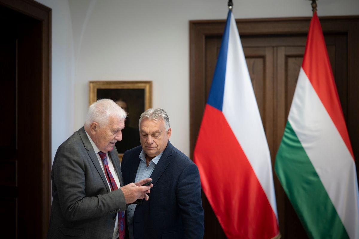 Budapest, 2025. október 3.
A Miniszterelnöki Kommunikációs Főosztály által közreadott képen Orbán Viktor miniszterelnök (j) fogadja Václav Klaus korábbi cseh köztársasági elnököt a Karmelita kolostorban 2025. október 3-án.
MTI/Miniszterelnöki Kommunikációs Főosztály/Fischer Zoltán