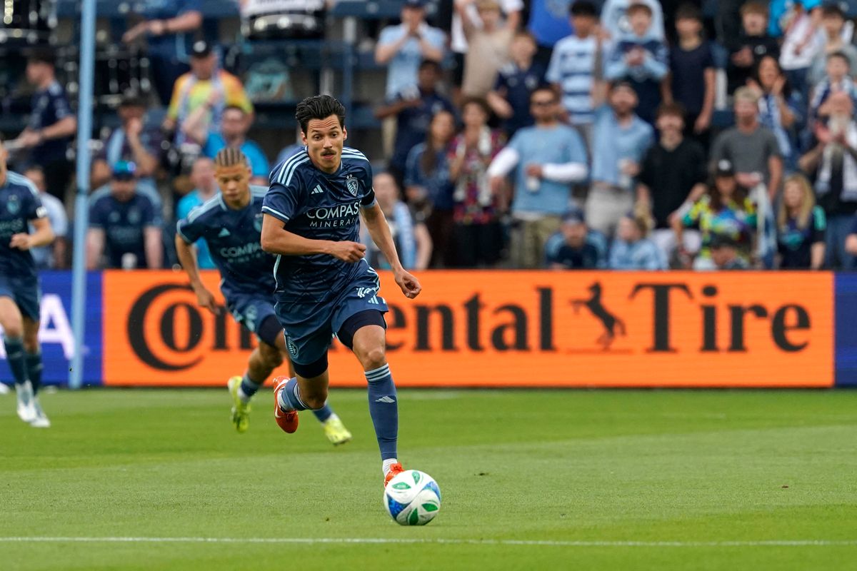 KANSAS CITY, KANSAS - MAY 24: Dániel Sallói #10 of Sporting Kansas City chases down the ball \axin the first half at Children's Mercy Park on May 24, 2025 in Kansas City, Kansas.   Ed Zurga/Getty Images/AFP (Photo by Ed Zurga / GETTY IMAGES NORTH AMERICA / Getty Images via AFP)