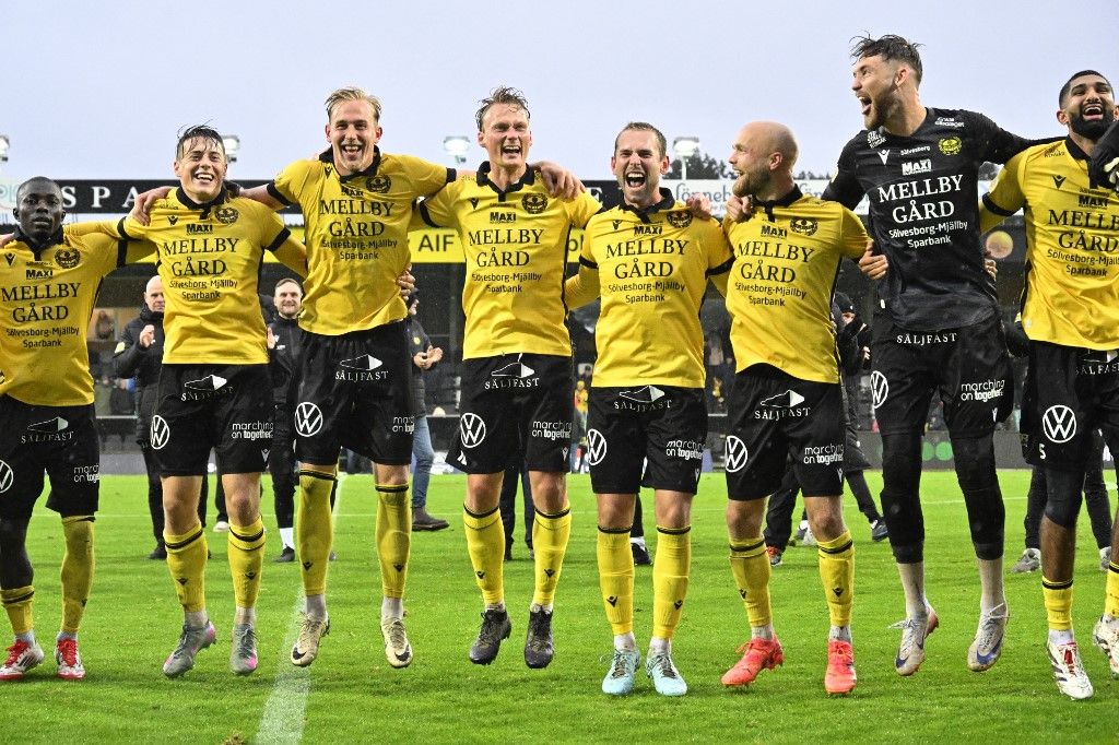 Mjallby AIF's players celebrate their victory after the Swedish football championship (Allsvenskan) football match between Mjallby AIF and IF Elfsborg at Strandvallen in Hallevik, near Mjallby, on October 4, 2025. 'I'm keeping the idea, I don't even dare to think about it': with four days left in the championship, Mjällby AIF coach Anders Torstensson wants to keep a cool head as his club could become Swedish football champions. (Photo by Johan NILSSON / TT NEWS AGENCY / AFP) / Sweden OUT
