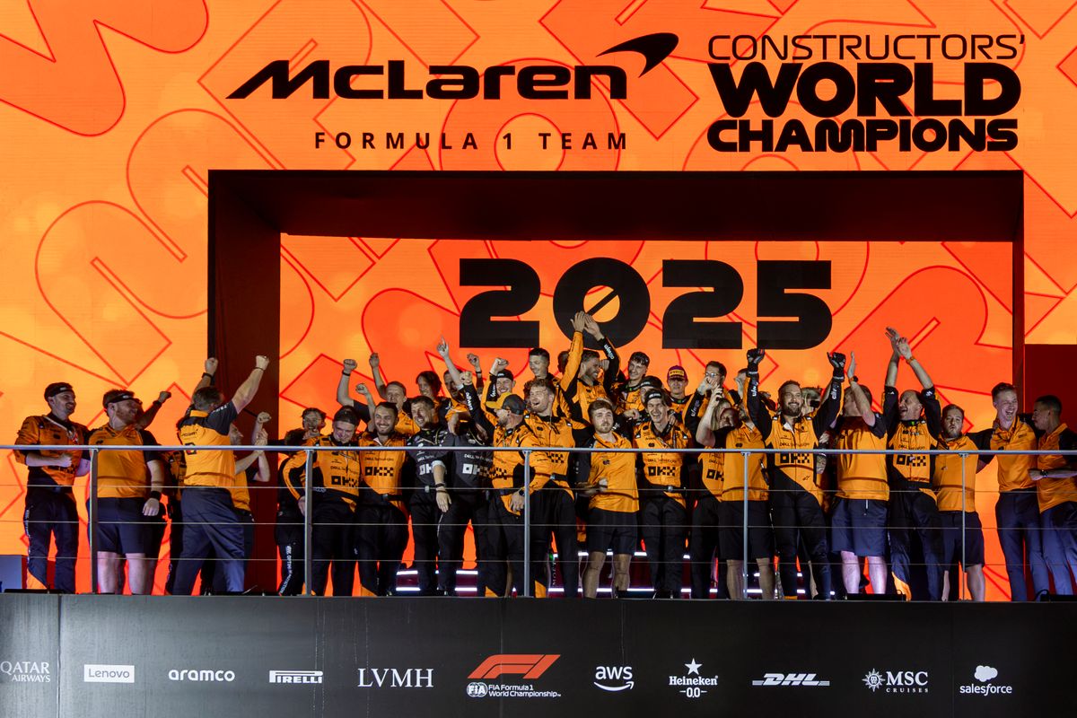 Amikor a McLaren a dobogón ünnepelte a vb-címet, Piastri nem tartott a csapattal