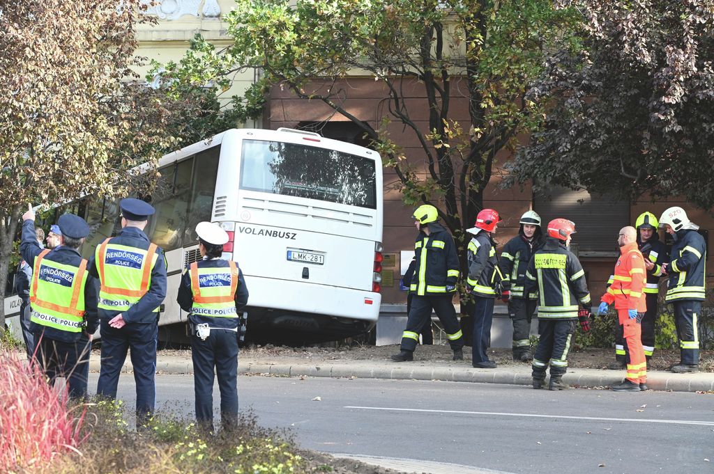 20251022 Szolnok Két mentőhelikopter szállt le a Rózsakertben. A buszbalesethez riasztották őket. Fotó: Mészáros János Új Néplap