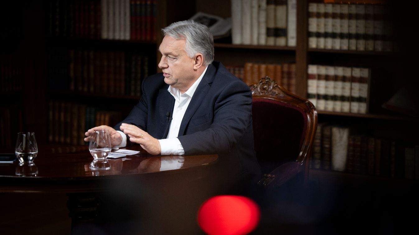 A Miniszterelnöki Kommunikációs Főosztály által közreadott képen Orbán Viktor miniszterelnök interjút ad a Mandinernek a Karmelita kolostorban 2025. október 15-én.
MTI/Miniszterelnöki Kommunikációs Főosztály/Fischer Zoltán