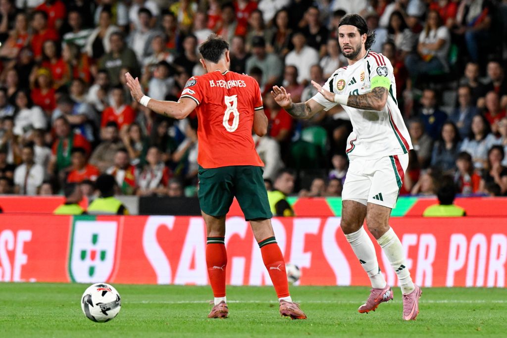 Lisszabon, 2025. október 14.
Szoboszlai Dominik (j) és a portugál Bruno Fernandes a Portugália - Magyarország labdarúgó világbajnoki selejtező mérkőzésen a lisszaboni Estádio José Alvalade stadionban 2025. október 14-én.
MTI/Szigetváry Zsolt