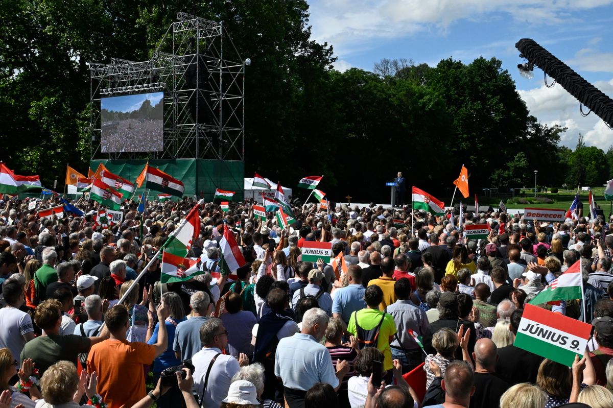 Budapest, 2024. június 1.Orbán Viktor miniszterelnök beszédet mond a Civil Összefogás Fórum - Civil Összefogás Közhasznú Alapítvány (CÖF-CÖKA) Békemenetén a margitszigeti nagyréten 2024. június 1-jén. békemenet MTI/Koszticsák Szilárd