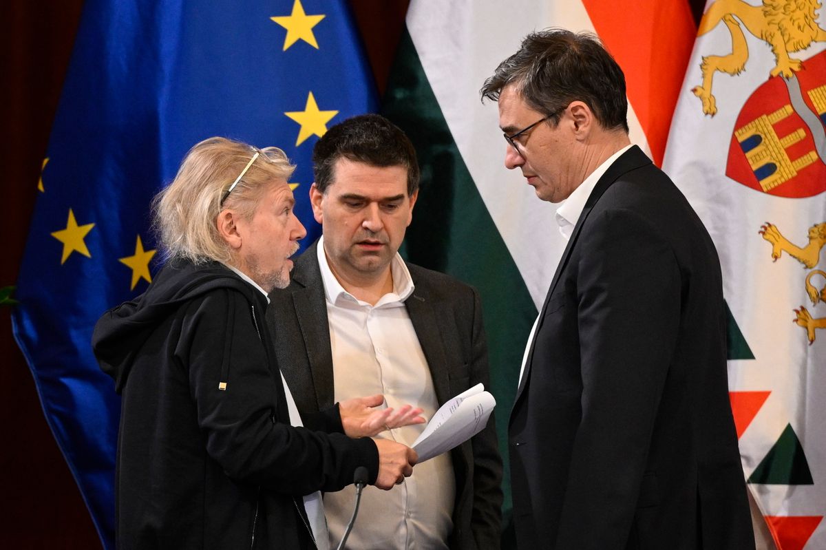 Budapest, 2025. október 29.
Gerendai Károly, a Sziget fesztivál egyik alapítója, korábbi társtulajdonosa és főszervezője, Kiss Ambrus, a Főpolgármesteri Hivatal főigazgatója és Karácsony Gergely főpolgármester (b-j) a Sziget Fesztivál jövőjével összefüggő tárgyalási álláspontra vonatkozó előterjesztésről tartott szavazás előtt a Fővárosi Közgyűlés ülésén a Városháza dísztermében 2025. október 29-én. A Karácsony Gergely főpolgármester jegyezte előterjesztést a testület a képviselők 13 igen szavazata és 19 tartózkodás mellett nem fogadta el.
MTI/Bodnár Boglárka