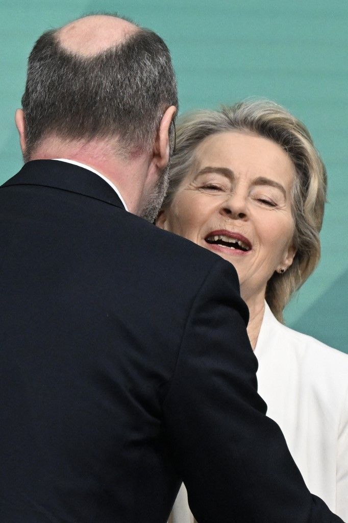 Ursula von der Leyen, az Európai Bizottság elnöke (jobbra) és Manfred Weber, az EPP elnöke (balra) (Fotó: AFP)