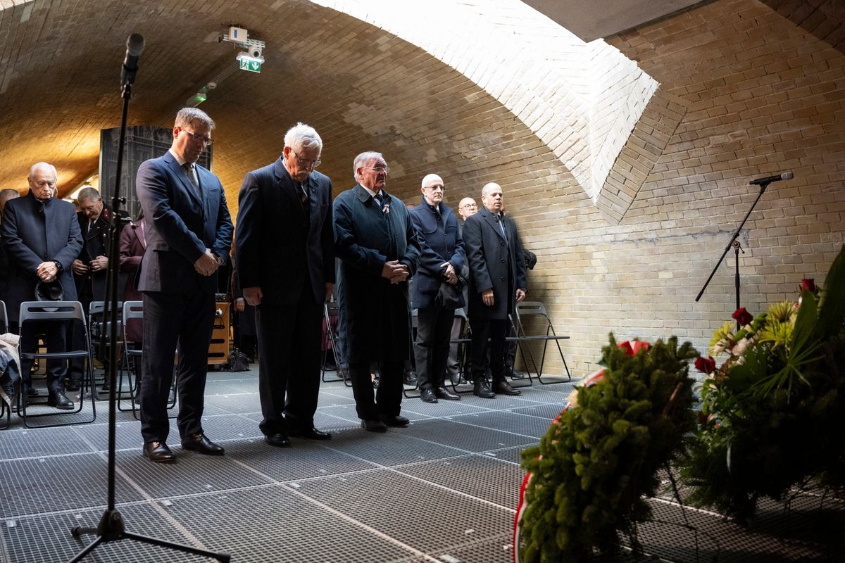 Budapest, 2025. október 25.
Máthé Áron, a Nemzeti Emlékezet Bizottságának elnökhelyettese, Sömjéni László Géza, a Szabadságharcosokért Közalapítvány elnöke és Lezsák Sándor, az Országgyűlés fideszes alelnöke (b-j) az 1956. október 25-i Kossuth téri sortűz áldozatainak emlékhelyén tartott megemlékezésen 2025. október 25-én.
MTI/Bodnár Boglárka