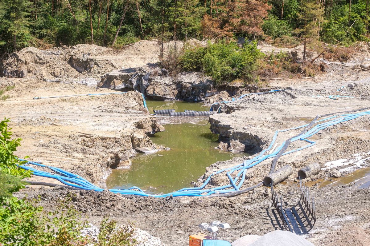 Parajd, 2025. július 2.
Munkálatok 2025. július 2-án a parajdi Só-szorosban, a Korond-patak azon szakaszán, ahol betört a víz a sóbányába. Megkezdi az Ökumenikus Segélyszervezet a parajdi sóbányánál történt katasztrófa károsultjainak segélyezését: egyelőre a víz alá került bánya dolgozóinak és a kilakoltatottaknak folyósítanak egyszeri, félmillió forintos támogatást.
MTI/Veres Nándor