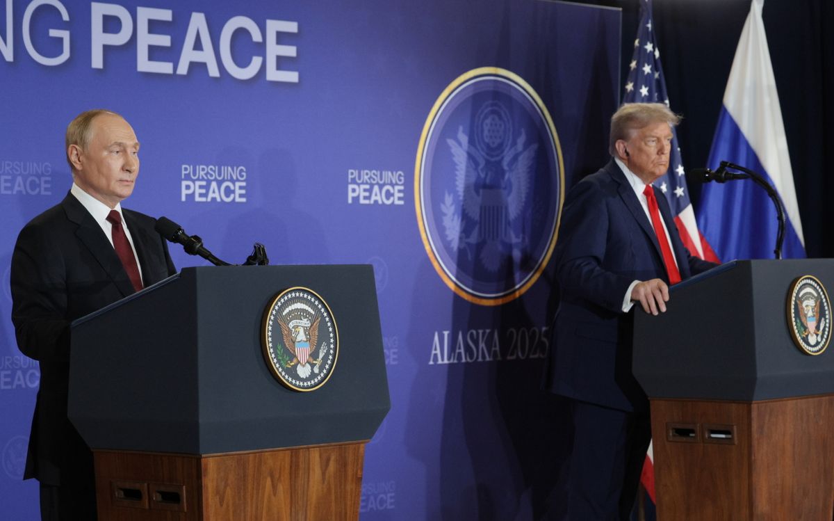 Anchorage, 2025. augusztus 16.
Donald Trump amerikai (j) és Vlagyimir Putyin orosz elnök sajtótájékoztatót tart az ukrajnai rendezést szolgáló amerikai-orosz csúcstalálkozón az Elmendorf-Richardson katonai bázison, az alaszkai Anchorage-ben 2025. augusztus 15-én.
MTI/EPA/Szputnyik/Gavriil Grigorov