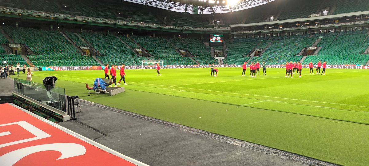 A csapatkapitányként Szoboszlai Dominik által vezetett magyar válogatott hétfő este átesett a stadionsétán a Portugália elleni vb-selejtező előtt