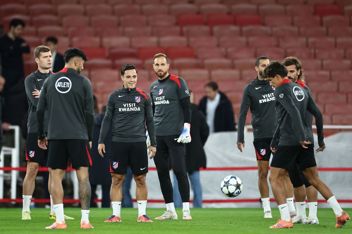 Az Atlético Madrid játékosai itt még nem sejtették, hogy az edzés után nem tudnak lezuhnyozni...