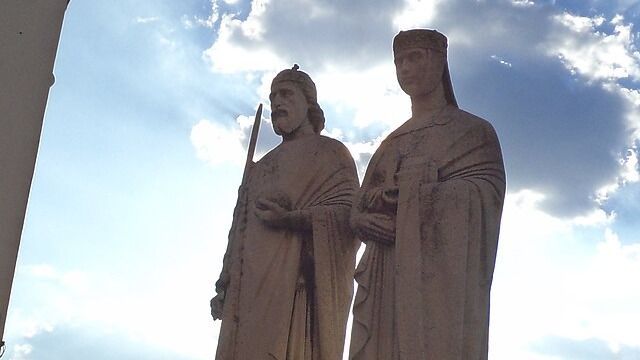 Szent István és Gizella szobra Veszprémben. forrás: Wikimedia Commons.