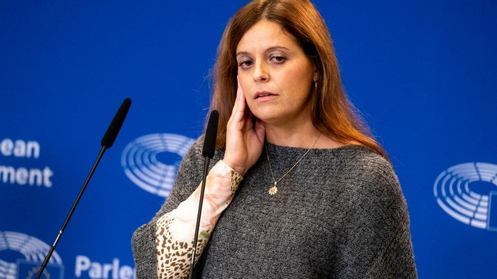 Az Európai Parlament mindössze egy szavazat különbséggel fenntartotta az antifa terrorista, Ilaria Salis mentelmi jogát