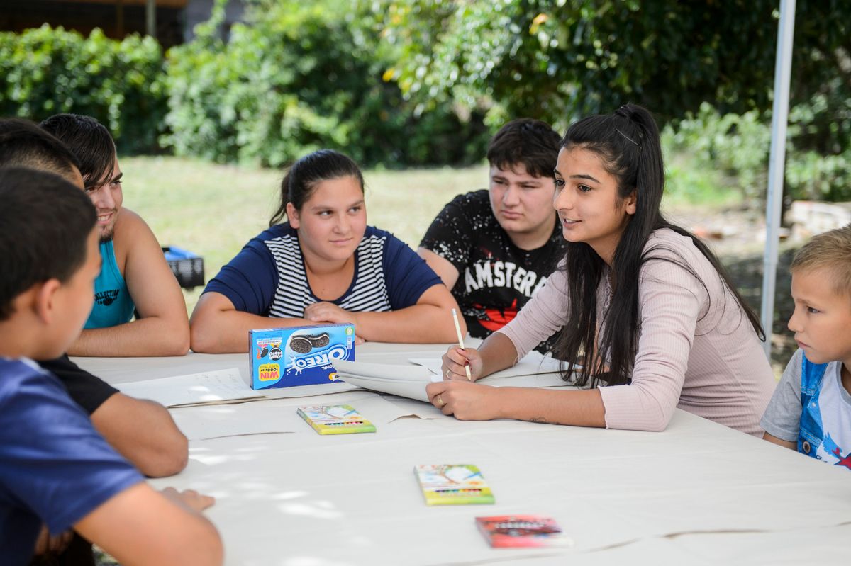 Tar, 2019. augusztus 15.
Fiatalok rajzolnak a Nógrád megyei Taron, a Háromszínvirág Gyermekotthon Vadvirág Lakásotthonában 2019. augusztus 15-én. Ezen a napon Fülöp Attila, az Emberi Erőforrások Minisztériumának (Emmi) szociális ügyekért felelős államtitkára meglátogatta az intézményt, ahol elmondta, hogy a gyermekvédelmi hálózat megerősítésének egyik fontos elemeként jövőre bevezetik a nevelőszülői gyedet.
MTI/Komka Péter
