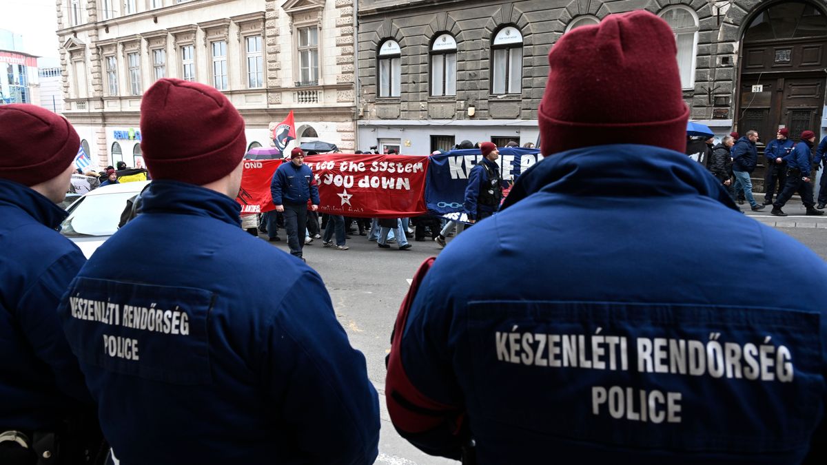 A szélsőbaloldali terrorista szabadon engedéséért tüntettek a betiltott Antifa tagjai