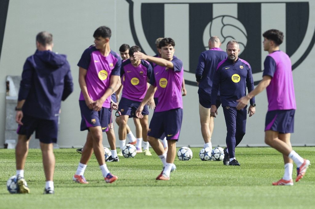 Hansi Flick még Barcelonában vezényelt edzést az Olimpiakosz elleni BL-meccs előtt