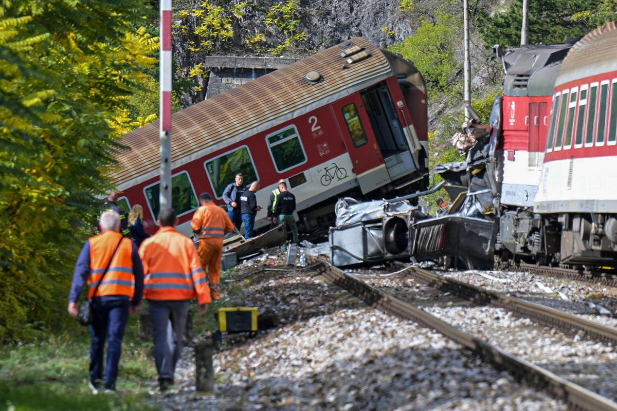 Szádalmás, 2025. október 13.
A TASR szlovák hírügynökség felvételén mentőegységek dolgoznak egy vasúti baleset helyszínén, a kelet-szlovákiai Szádalmás (Jablonov nad Turnou) közelében, ahol összeütközött két személyszállító vonat 2025. október 13-án. A szerencsétlenségnek csaknem száz sérültje van, közülük kettőnek válságos az állapota.
MTI/TASR/Veronika Mihalikova