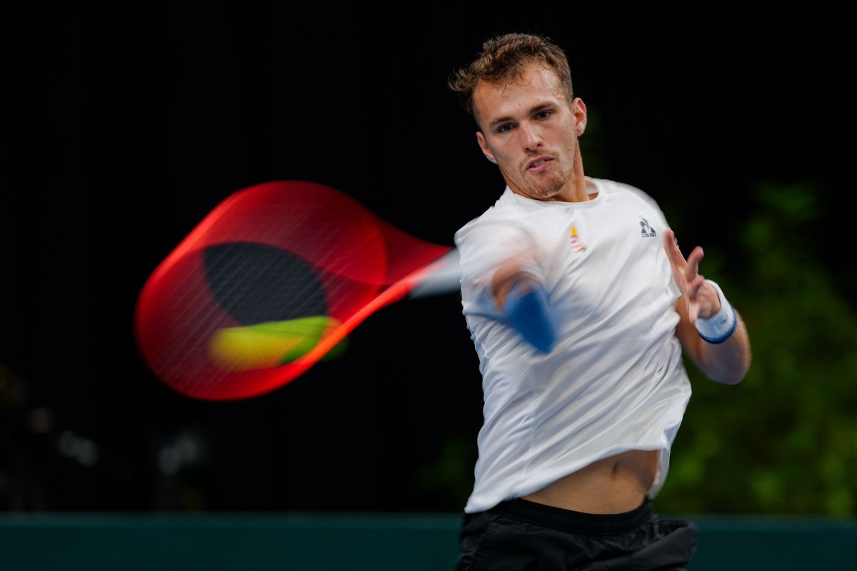 Debrecen, 2025. szeptember 13.
Piros Zsombor játszik az osztrák Lukas Neumayer ellen a Magyarország-Ausztria  Davis Kupa szuperdöntő debreceni selejtezőjében a debreceni Főnix Arénában 2025. szeptember 13-án.
MTI/Derencsényi István