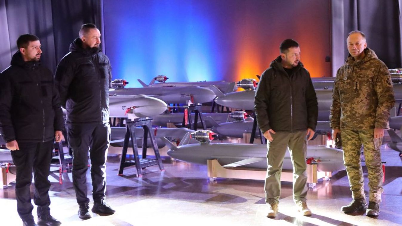 Zelenszkij elnök és rakáték a háttérben