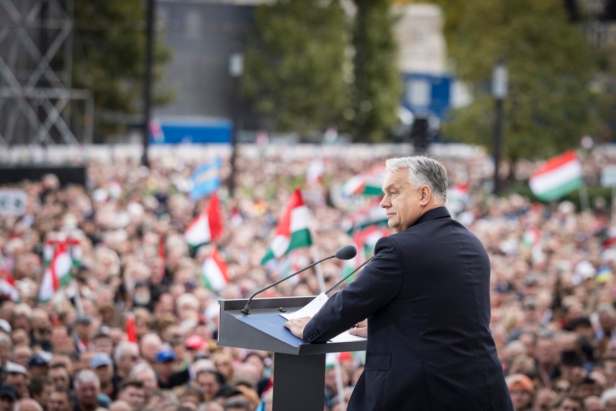 Budapest, 2025. október 23.
A Miniszterelnöki Kommunikációs Főosztály által közreadott képen Orbán Viktor miniszterelnök beszédet mond az 1956-os forradalom és szabadságharc 69. évfordulóján rendezett ünnepi megemlékezésen az Országház előtti Kossuth Lajos téren 2025. október 23-án.
MTI/Miniszterelnöki Kommunikációs Főosztály/Kaiser Ákos