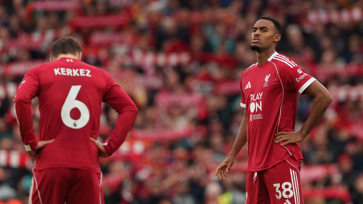 Slot otthon hagyta az egyik sztárját, újabb csapás a Liverpool csapatára
