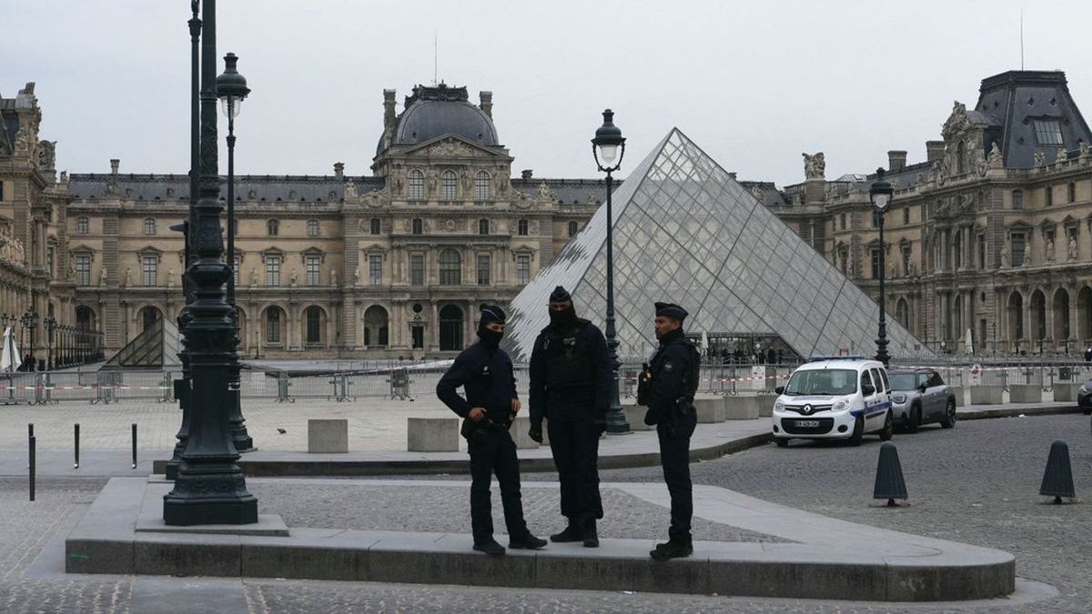 Videó is készült az évtized rablásáról a Louvre múzeumban