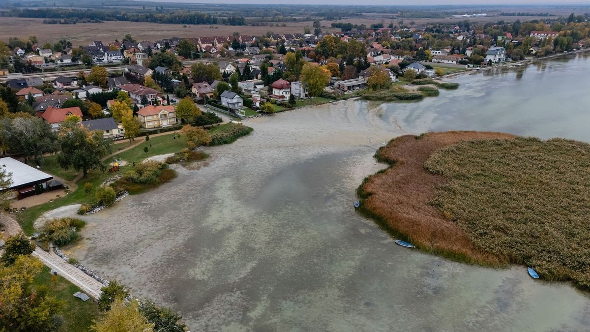 Balatonboglár, 2025. október 21.A drónnal készült felvételen kilátszik a Balaton medre Balatonbogláron az alacsony vízállás miatt 2025. október 21-én.MTI/Vasvári Tamás