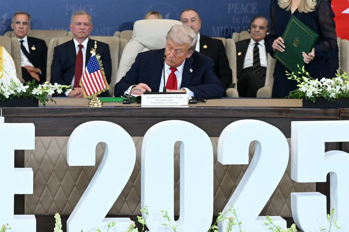 Donald Trump aláírja a békeszerződést 