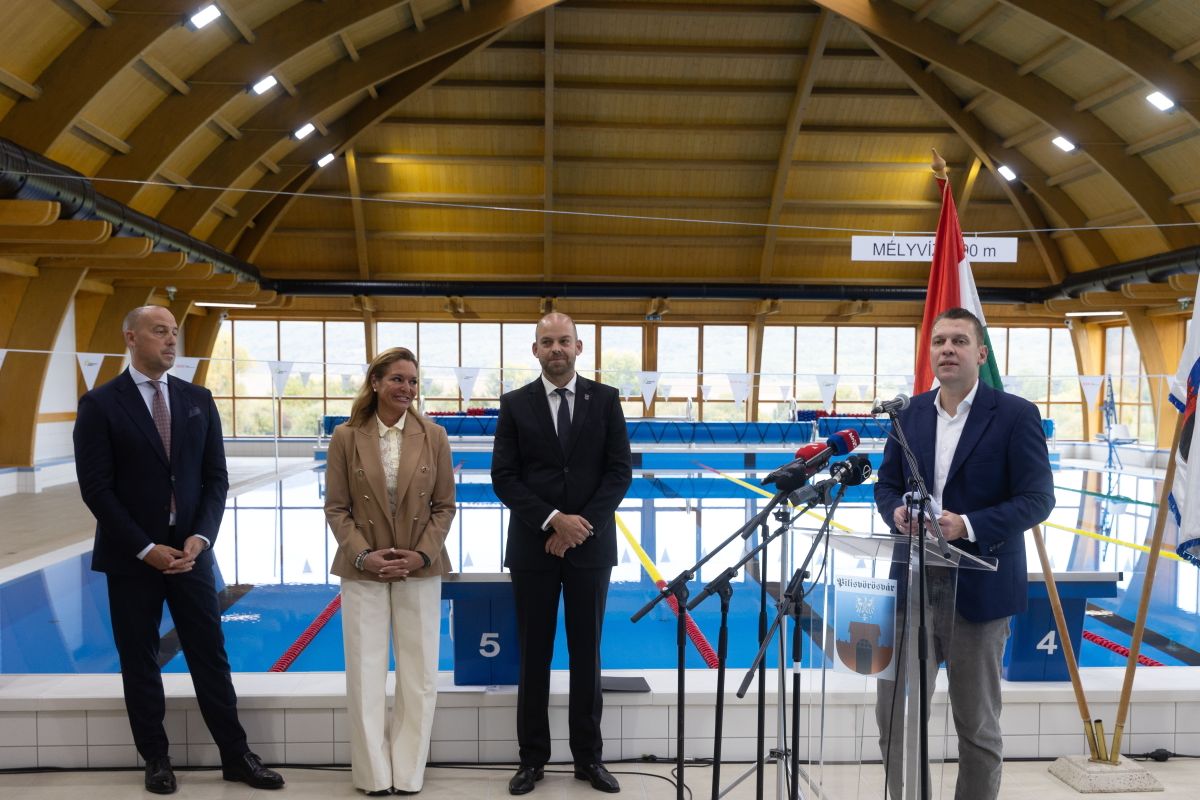 Pilisvörösvár, 2025. október 9.
Menczer Tamás, a Fidesz-KDNP kommunikációs igazgatója beszédet mond a pilisvörösvári tanuszoda átadó ünnepségén 2025. október 9-én. Mellette Schmidt Ádám, a Honvédelmi Minisztérium sportért felelős államtitkára, Vitályos Eszter kormányszóvivő, a térség fideszes országgyűlési képviselője és Fetter Ádám polgármester (b-j). Az Úszó Nemzet Program keretében átadott 39. tanuszoda 1312 négyzetméter alapterületű, a medencék feszített vízfelülettel rendelkeznek.
MTI/Kocsis Zoltán