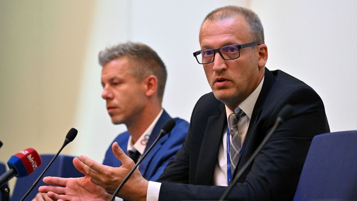 Strasbourg, 2024. július 16.
Magyar Péter, a Tisza Párt EP-képviselője (b) és Tarr Zoltán, a párt EP-delegációjának vezetője sajtótájékoztatót tart Strasbourgban a júniusi választások eredményeképpen létrejövő Európai Parlament (EP) alakuló ülésének napján, 2024. július 16-án.
MTI/Purger Tamás