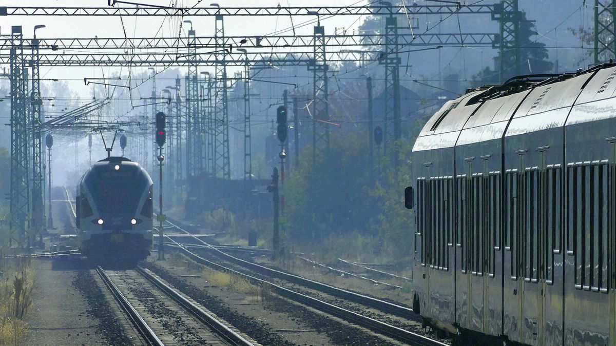 pótdíj, Dorog, 2022. október 22.A MÁV Start Zrt. Budapest Nyugati pályaudvara és Esztergom között közlekedő Stadler FLIRT modern személyszállító vonatai közül kettő a város térségében, felújított, nemrég villamosított dupla sínpályáján, az ugyancsak modernizált vasútállomás közelében.MTVA/Bizományosi: Jászai Csaba ***************************Kedves Felhasználó!Ez a fotó nem a Duna Médiaszolgáltató Zrt./MTI által készített és kiadott fényképfelvétel, így harmadik személy által támasztott bárminemű – különösen szerzői jogi, szomszédos jogi és személyiségi jogi – igényért a fotó szerzője/jogutódja közvetlenül maga áll helyt, az MTVA felelőssége e körben kizárt.