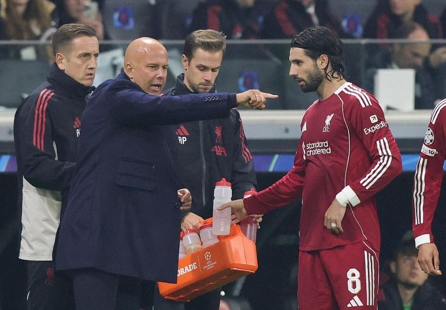 Arne Slot most még Szoboszlainak ad utasításokat a Liverpool edzőjeként