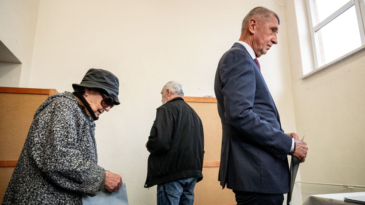 Megérkezett az eredményváróba Andrej Babis, győzelemre készül az ANO + exkluzív videó