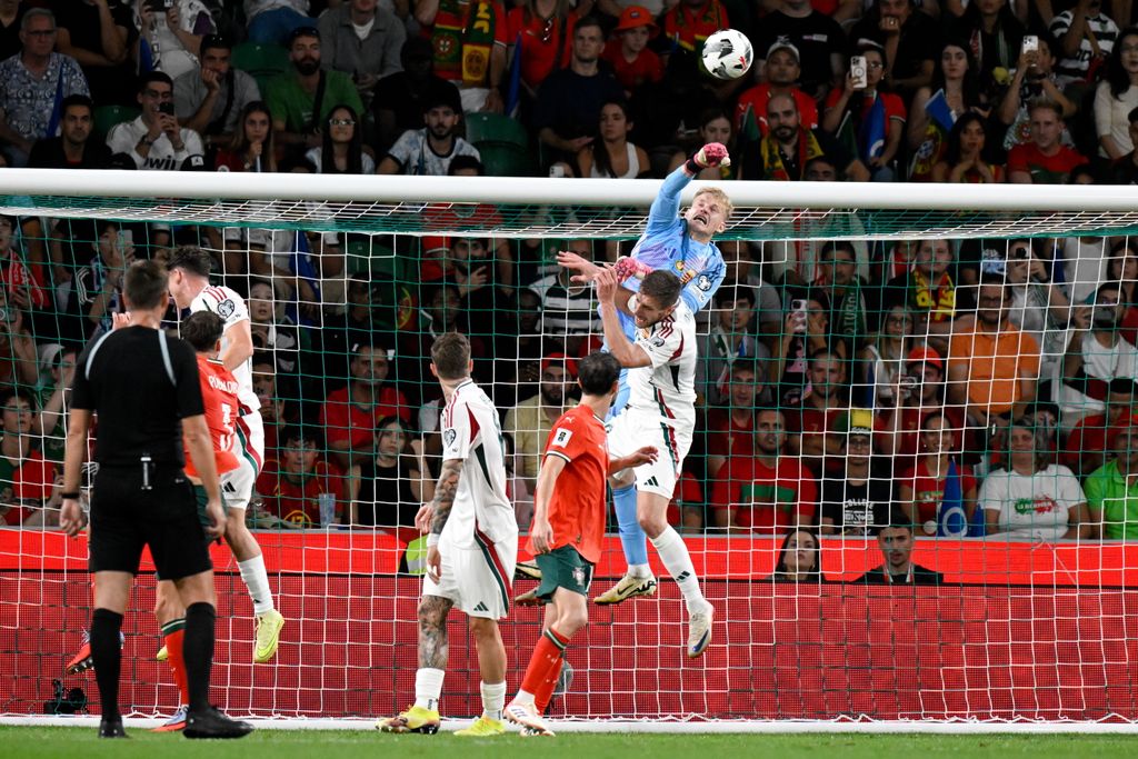 Lisszabon, 2025. október 14.
Tóth Balázs kapus véd a Portugália - Magyarország labdarúgó világbajnoki selejtező mérkőzésen a lisszaboni Estádio José Alvalade stadionban 2025. október 14-én.
MTI/Szigetváry Zsolt