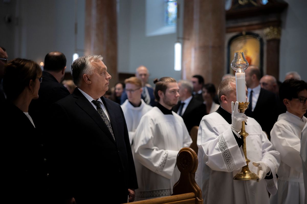 Veszprém, 2025. október 5.
A Miniszterelnöki Kommunikációs Főosztály által közreadott képen Orbán Viktor miniszterelnök (első sor, b2) és felesége, Lévai Anikó (b) a veszprémi Szent Mihály Főszékesegyház újraszentelése alkalmából tartott ünnepi szentmisén 2025. október 5-én.
MTI/Miniszterelnöki Kommunikációs Főosztály/Fischer Zoltán