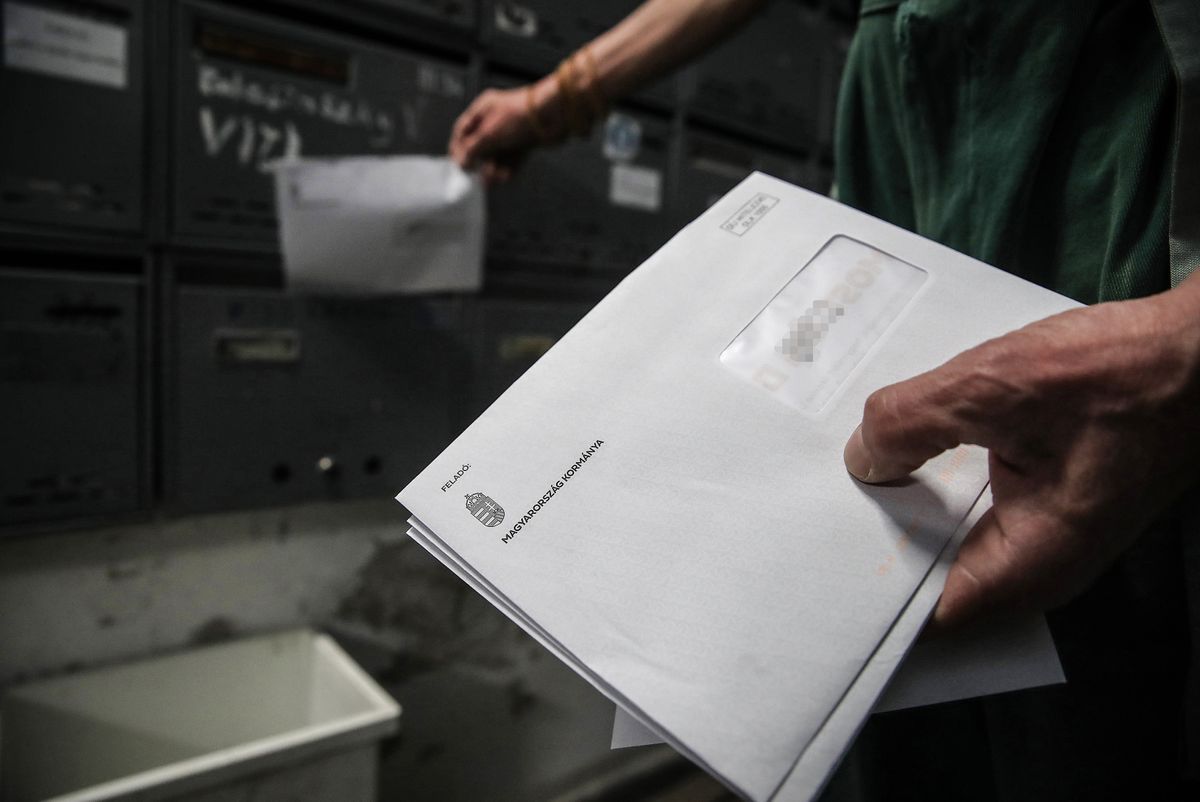 20250422 Budapest
Voks 2025
Szavazás Ukrajna EU-tagságáról.
Postások kézbesítik a szavazólapokat.
Fotó: Havran Zoltán HZ
MW
A képen: Olcsak István kézbesítő
Üllői út