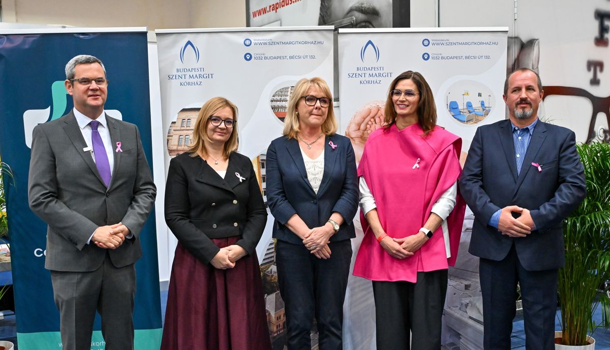 Budapest, 2025. október 1.
Takács Péter, a Belügyminisztérium egészségügyi államtitkára, Surján Orsolya országos tisztifőorvos, Boér Katalin, a Szent Margit Kórház onkológiai osztályának osztályvezető főorvosa, Drávucz Rita világ-és európa bajnok vízilabdázó és Hajdú Csongor, a Jobverse állásbörzét szervező Frissdiplomás Kft. ügyvezetője (b-j) a mellrák elleni küzdelem világnapja alkalmából tartott sajtótájékoztatón a Jobverse állásbörze Egészségszigetén a BOK Csarnokban 2025. október 1-jén.
MTI/Illyés Tibor
