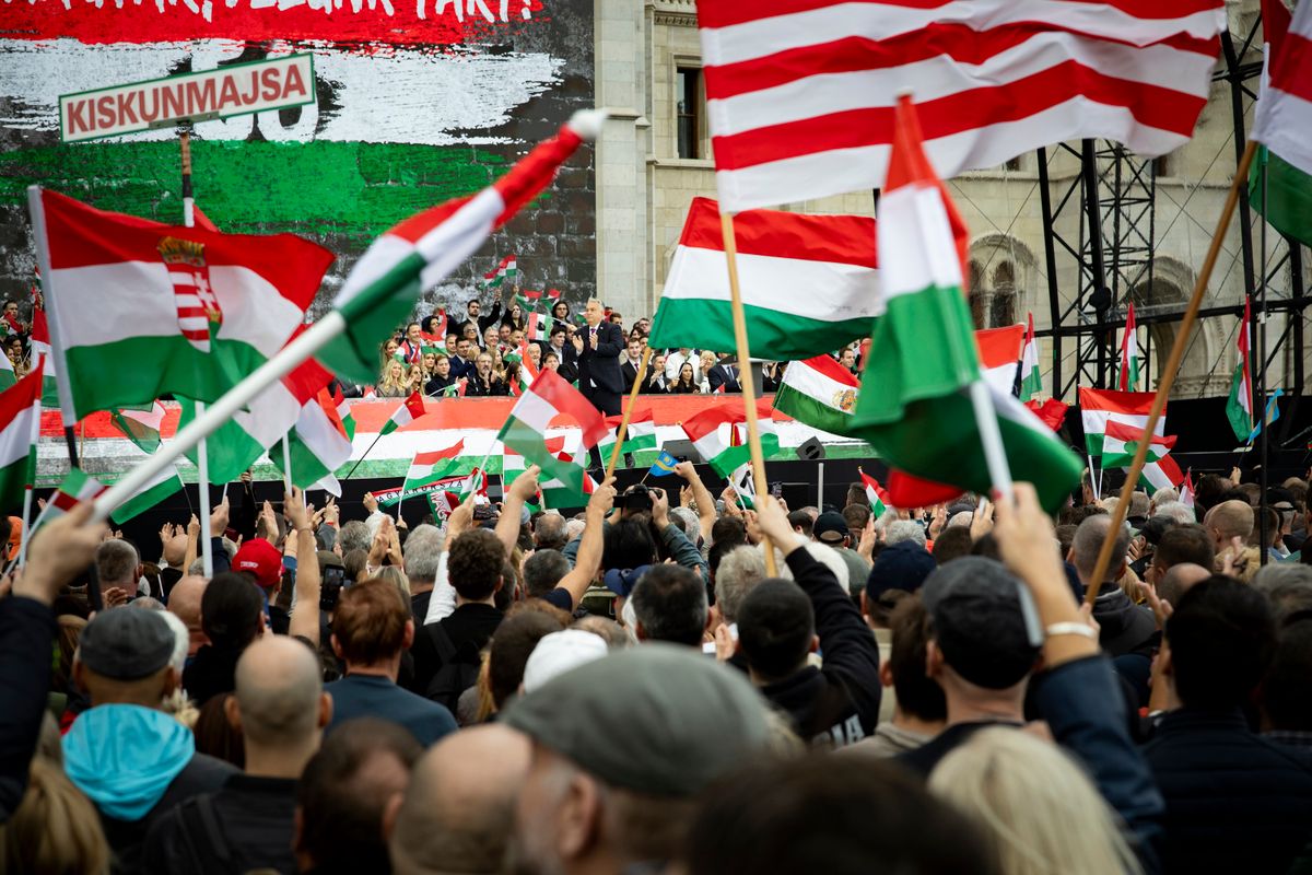 Budapest, 2025. október 3.
A Miniszterelnöki Kommunikációs Főosztály által közreadott képen Orbán Viktor miniszterelnök az 1956-os forradalom és szabadságharc 69. évfordulóján rendezett ünnepi megemlékezésen az Országház előtti Kossuth Lajos téren 2025. október 23-án.
MTI/Miniszterelnöki Kommunikációs Főosztály/Fischer Zoltán