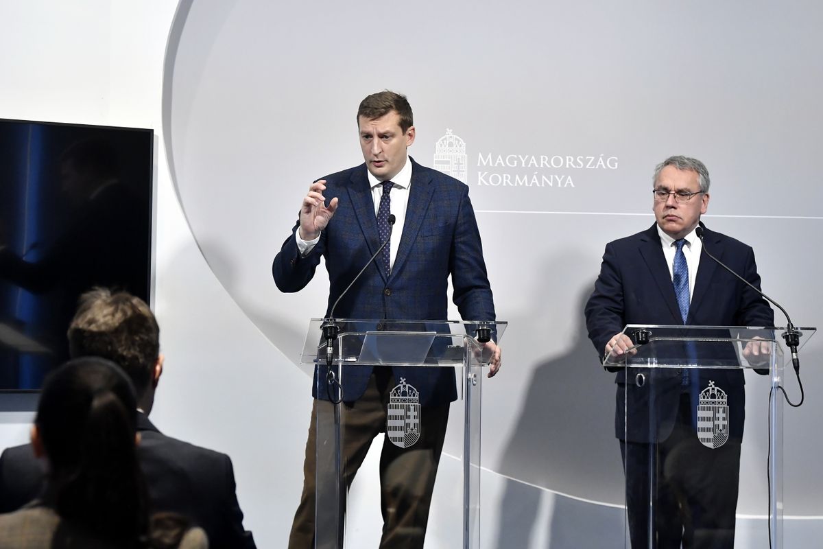 Budapest, 2025. október 29. Panyi Miklós, a Miniszterelnökség parlamenti és stratégiai államtitkára az Otthon Start Program első hat hetének eredményeit ismertető sajtótájékoztatón a Miniszterelnökség konferenciatermében 2025. október 29-én. /Fotó: Soós Lajos / MTI Fotószerkesztõség