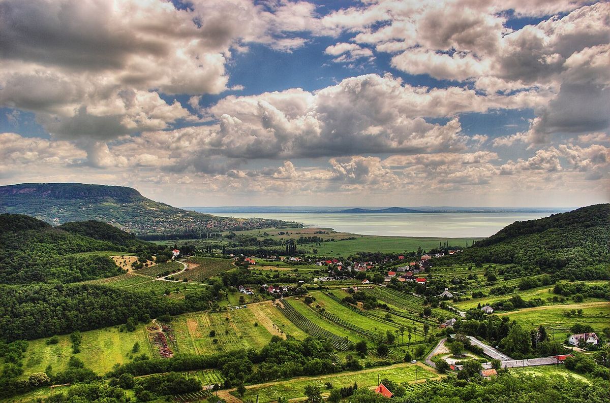 A Balaton északi pervidékének van egy olyan szakasza, ahol mgérinthetjük a déli féltekét