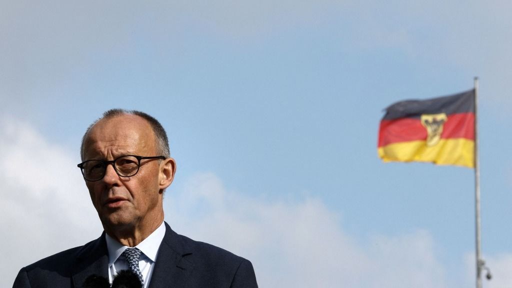 Friedrich Merz német kancellár egy német zászló mellett