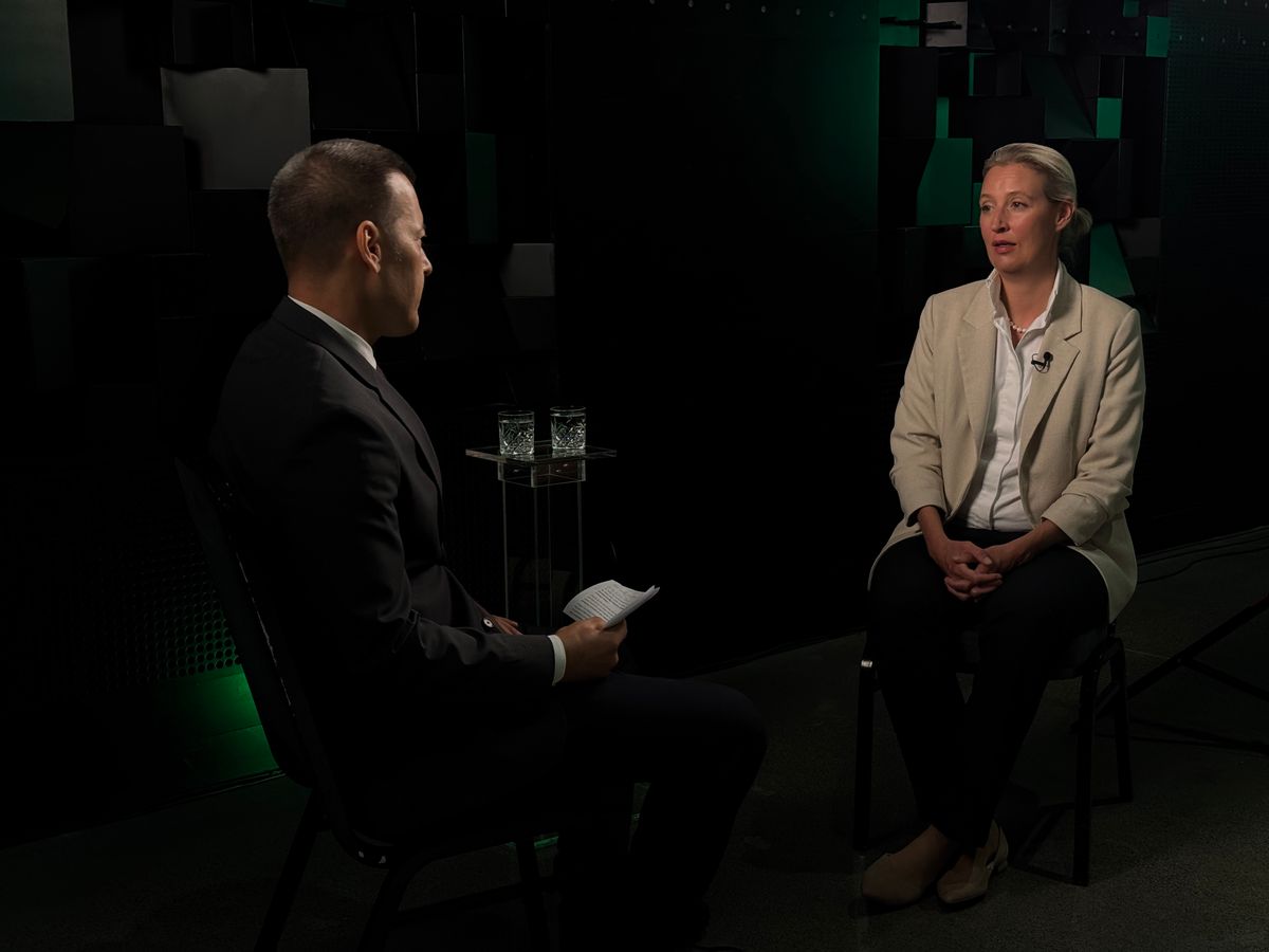 Alice Weidel, az AfD társelnöke a Várkert Bazárban a Magyar Nemzet Rapid c. podcast műsorának ad interjút (Fotó: Magyar Nemzet)