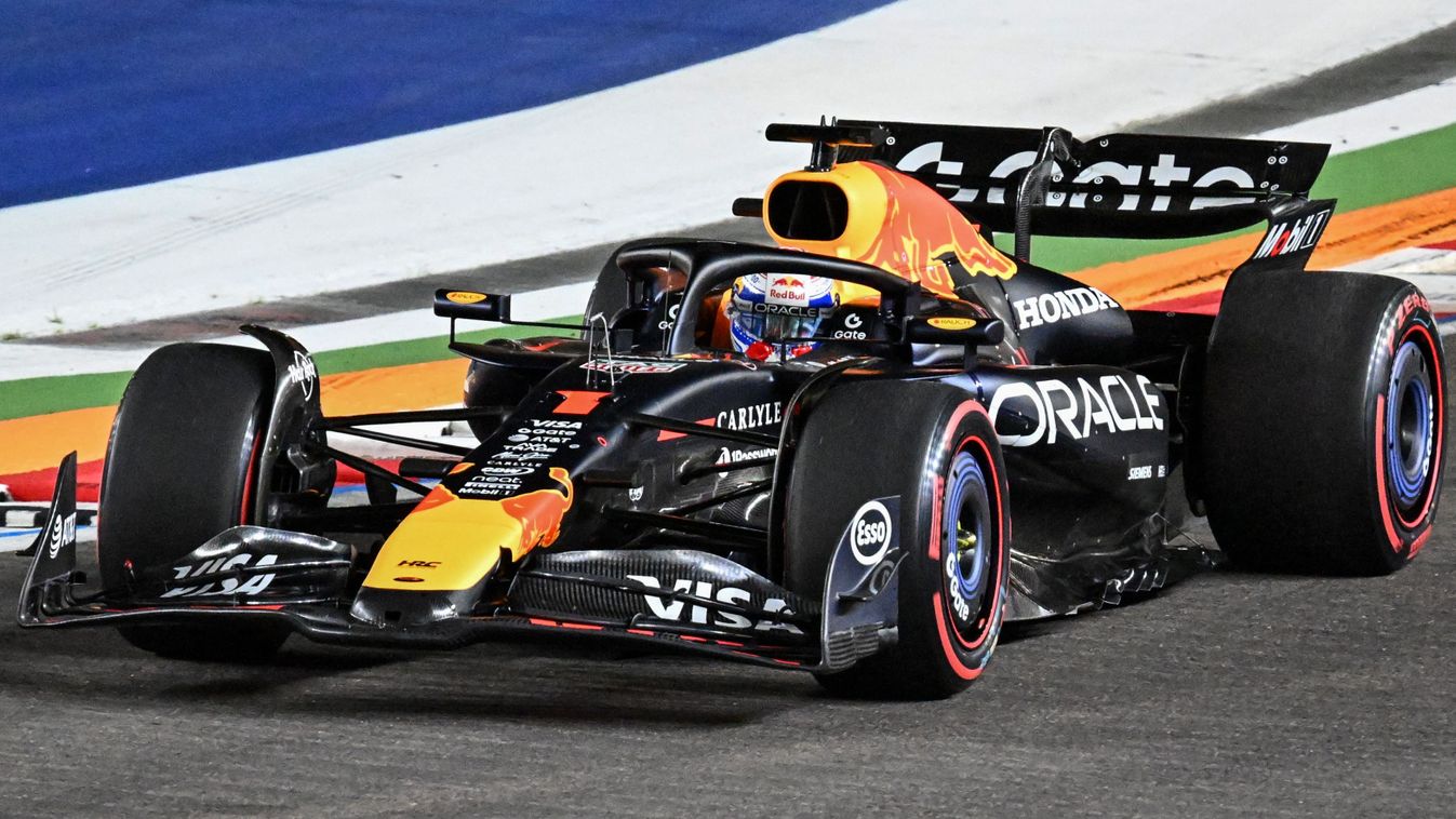 Max Verstappen a második helyet szerezte meg a szingapúri időmérőn George Russell mögött