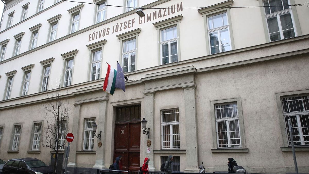 Bíróság előtt az Eötvös Gimnázium korrupciós ügyének vádlottjai