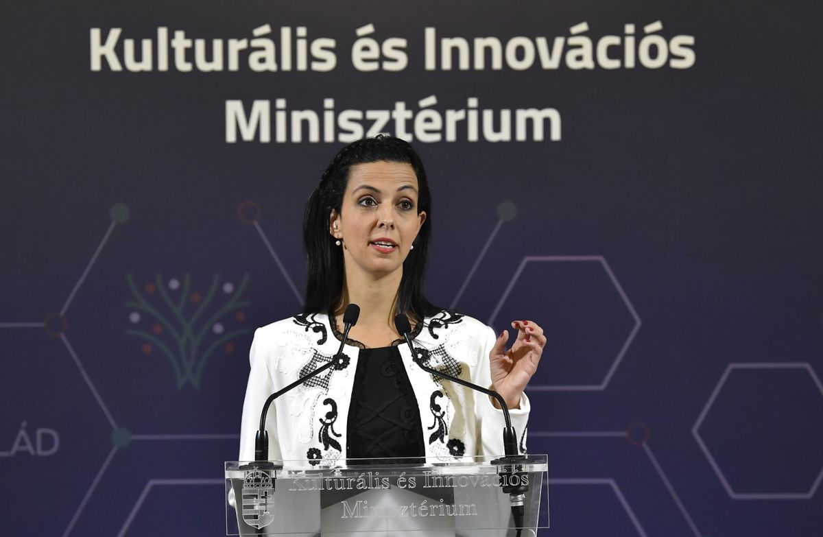 Budapest, 2025. október 1.
Koncz Zsófia, a Kulturális és Innovációs Minisztérium családokért felelős államtitkára, az Idősek Tanácsa alelnöke az Idősek Tanácsának ülése előtt, az Idősek világnapja alkalmából tartott sajtótájékoztatón a Kulturális és Innovációs Minisztériumban 2025. október 1-jén.
MTI/Soós Lajos