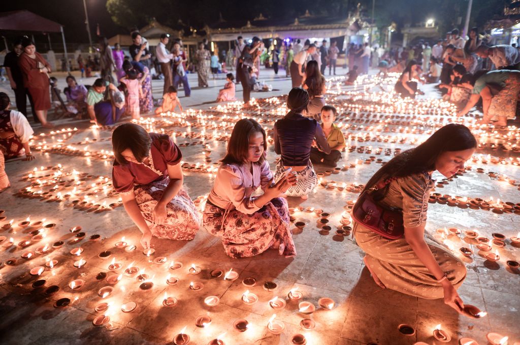 Thadingyut telihold ünnepén buddhisták mécseseket gyújtottak, így zárva le a három hónapig tartó buddhista böjti időszakot. A Fények Fesztiválja a hagyomány szerint Buddha mennybéli tartózkodásának végét és a földre való visszatérését jelképezi.