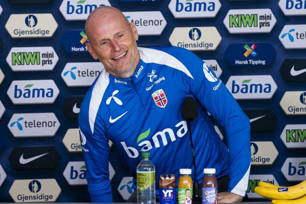 Norway's national football team manager Stale Solbakken gives a press conference on September 30, 2025 in Oslo, to present the squad for the men's national team's World Cup qualifier match against Israel on October 11 at Ullevaal Stadium in Oslo. (Photo by Erik Flaaris Johansen / NTB / AFP) / Norway OUT