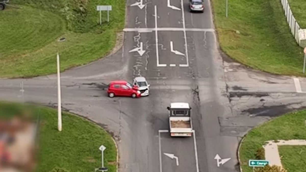 Nem adott elsőbbséget az idős női sofőr, a „hirtelen ott termett” autóra már nem tudott reagálni + videó