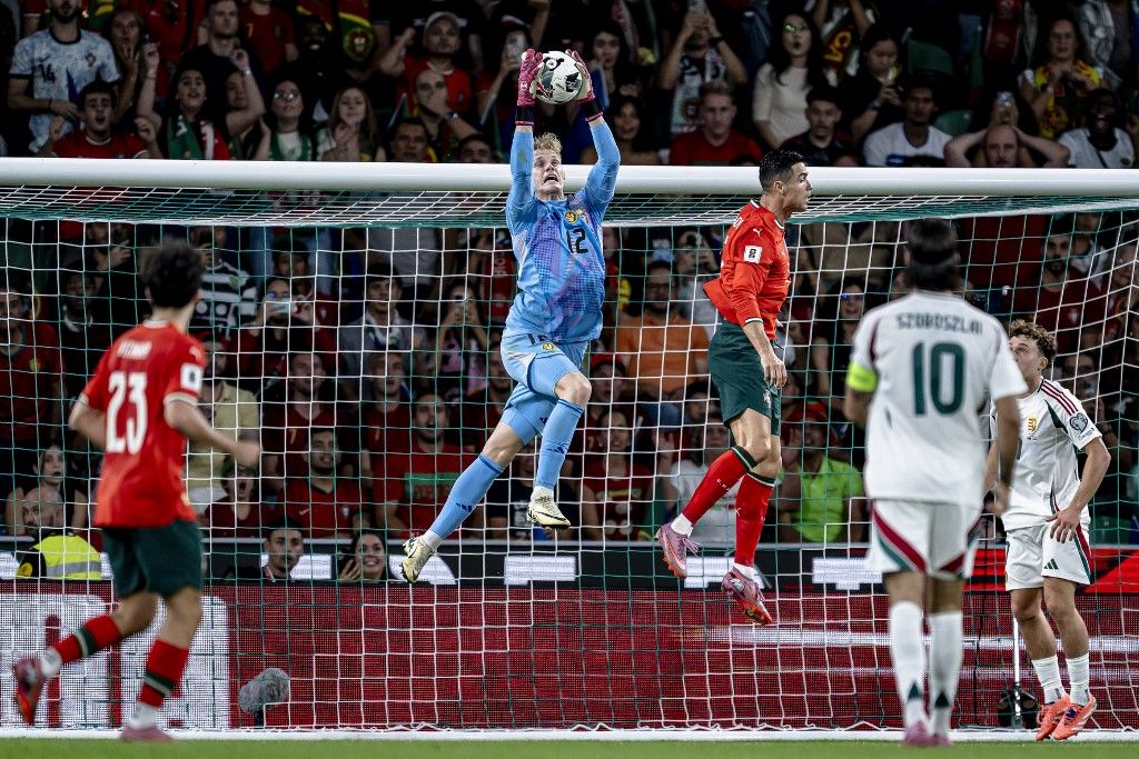 Tóth Balázs még Cristiano Ronaldónál is magasabban. A magyar válogatott kapusának teljesítményét a portugál magyar vb-selejtezőn klubcsapata, a Blackburn Rovers is méltatja