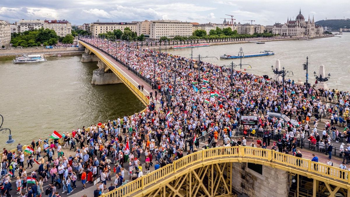 Orbán Viktor: Aki magyar, velünk tart!